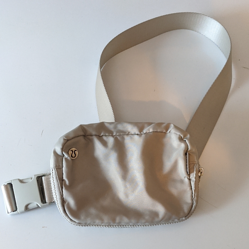 lululemon athletica Gray Silver Belt Bag Wear Anywhere